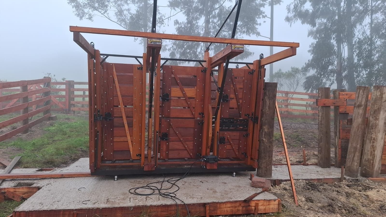 Tronco Gelinski montado no curral em uma manhã de neblina