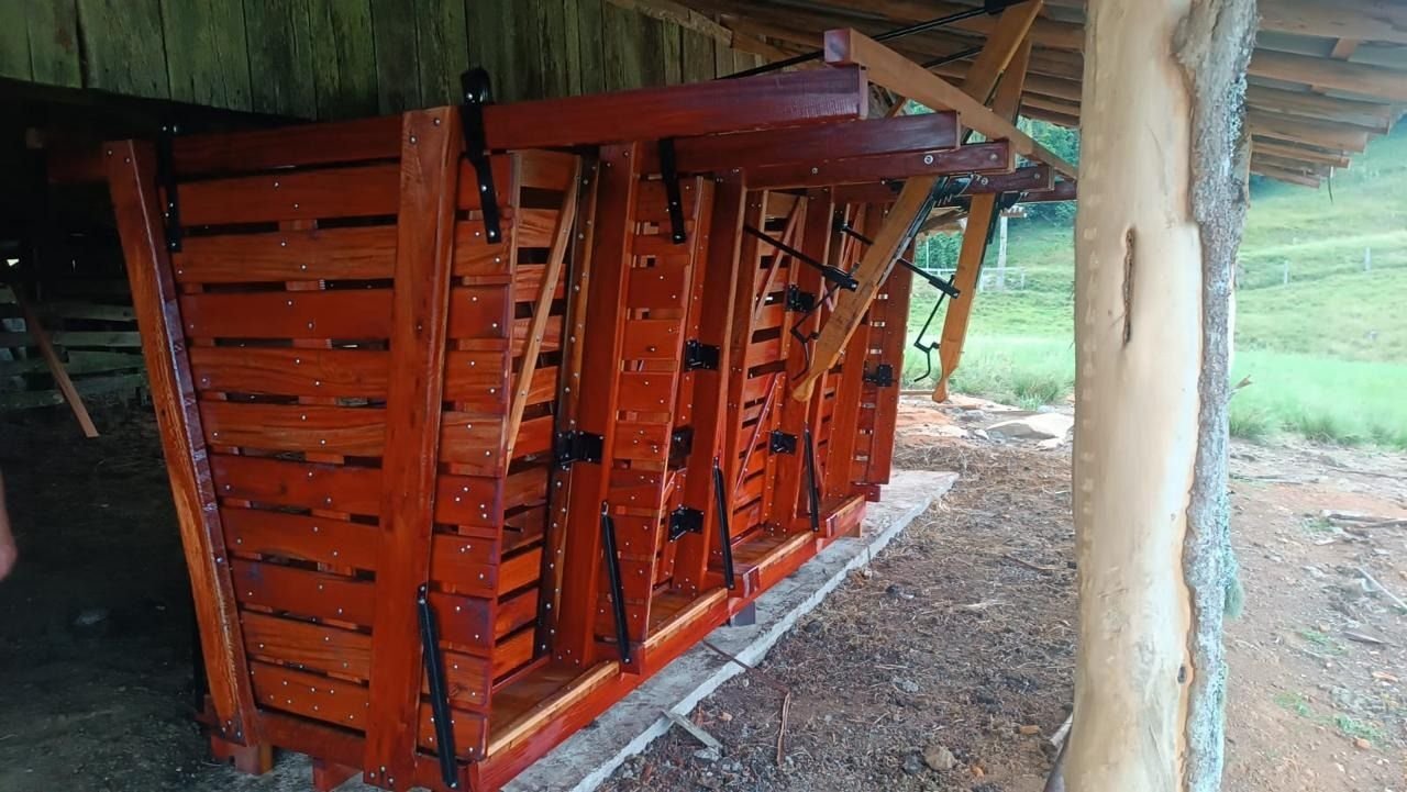 Tronco Gelinski instalado embaixo de um galpão de madeira
