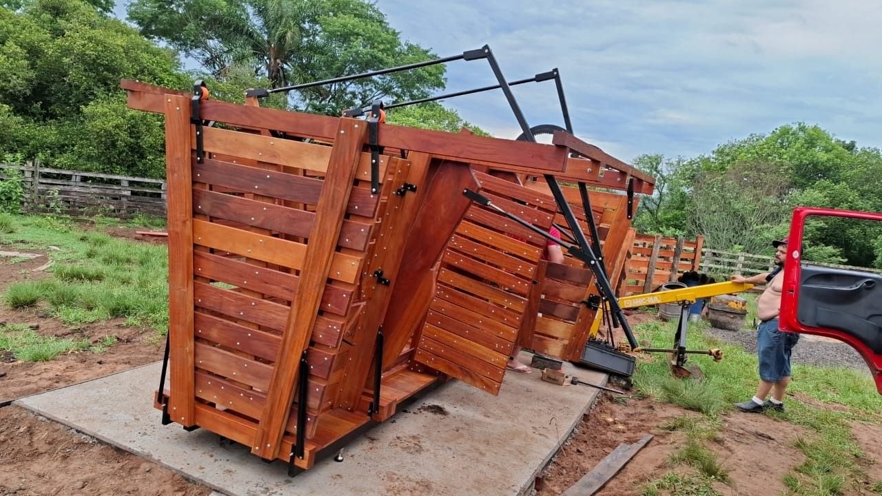 Tronco Gelinski sendo assentado sobre a base de concreto na fazenda