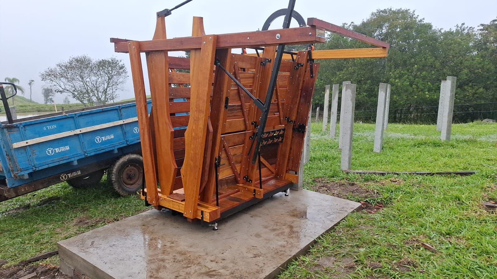 Tronco Gelinski montado sobre base de concreto